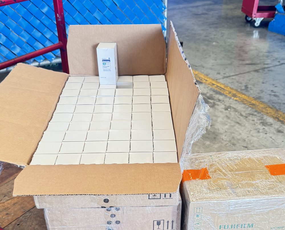 Caja de Omnipaque 350 abierta con los estuches individuales acomodados