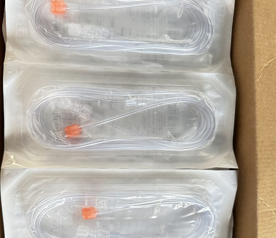 El tubo de conexi&oacute;n dentro de su bolsa, con el conector de presi&oacute;n