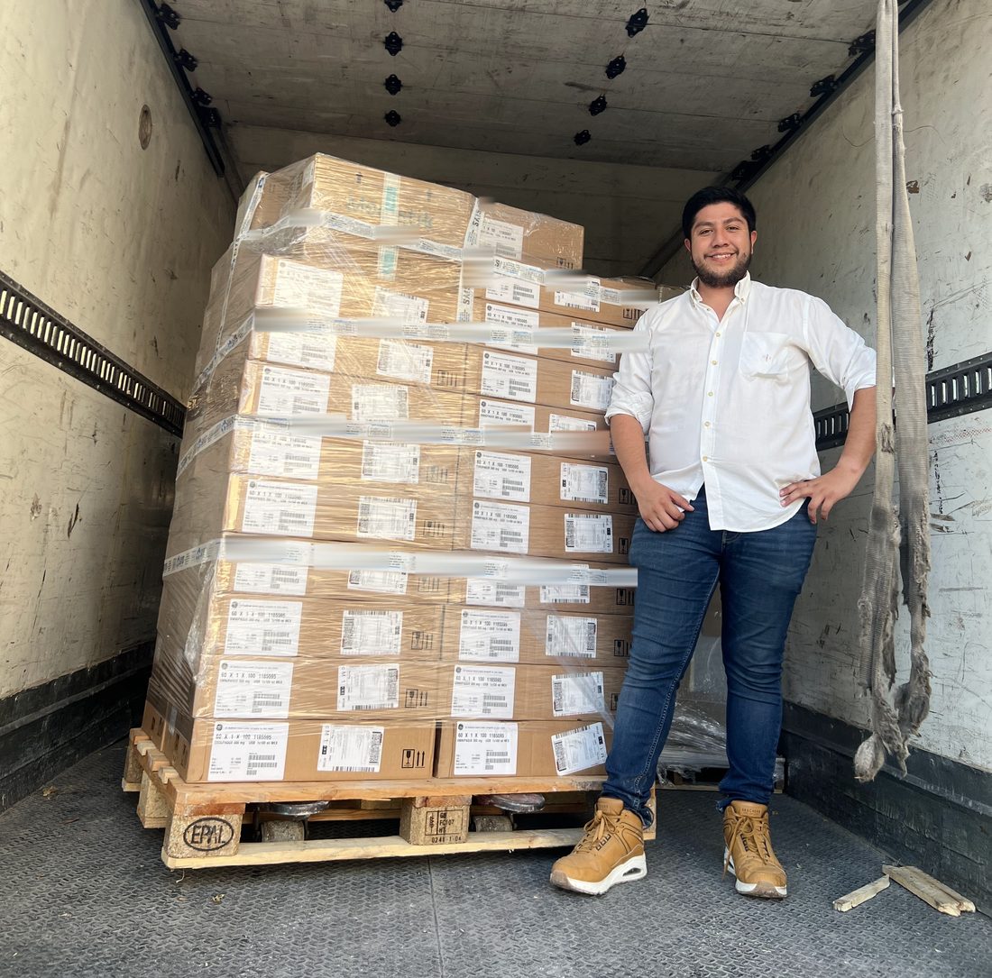 Tarima de medio de contraste GE en caja de f&aacute;brica, dentro del cami&oacute;n de entrega